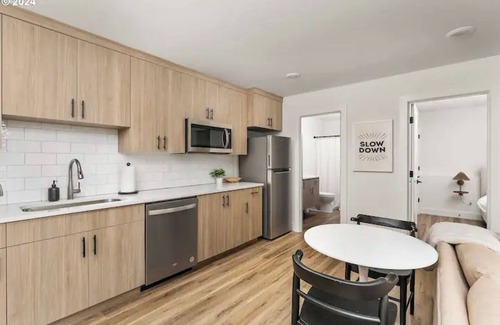 Richmond House | Private 1-bedroom Retreat in South East Portland with WiFi. Animal friendly.