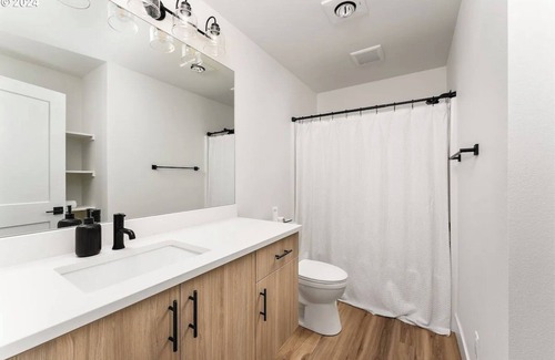 Richmond House | Private 1-bedroom Retreat in South East Portland with WiFi. Animal friendly.