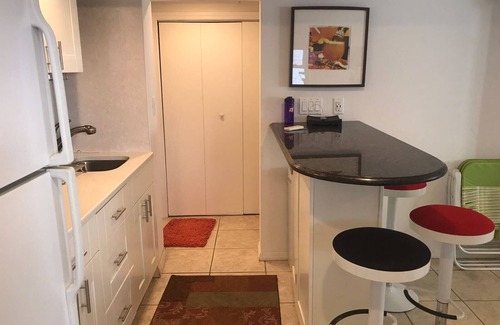 Roslyn Apartment | Private 1 bedroom Suite, beautifully furnished with Dishwasher, Washer-Dryer