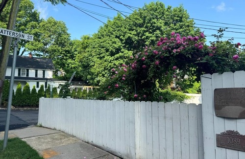 Roslyn Apartment | Private 1 bedroom Suite, beautifully furnished with Dishwasher, Washer-Dryer