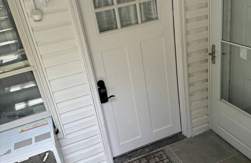 Roslyn Apartment | Private 1 bedroom Suite, beautifully furnished with Dishwasher, Washer-Dryer