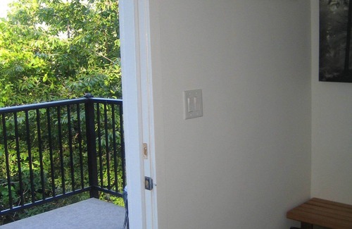 Langford House | PRIVATE 1 BEDROOM WITH BALCONY IN MOUNTAINS 15 MIN FROM DOWNTOWN VICTORIA nn n