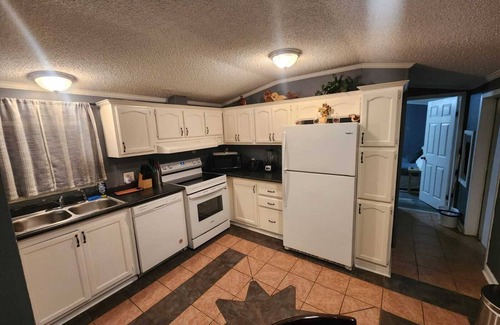 Raleigh House | Private 10BR Secluded Compound, Spacious Retreat w/Abundant Parking