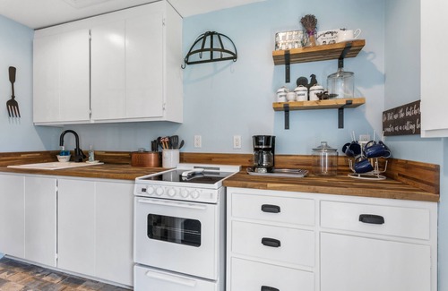 Yorktown Cottage | Private 1300 sq ft Cottage in Historic Yorktown-w/trolley access