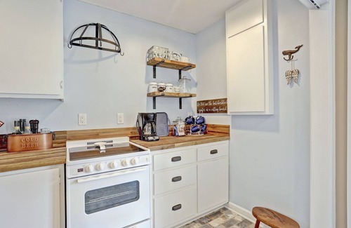 Yorktown Cottage | Private 1300 sq ft Cottage in Historic Yorktown-w/trolley access