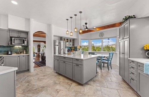 La Tierra House | Private 15 Acres | Hot Tub + Views | Close to Plaza | Monthly Rates