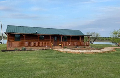 Midlothian Cabin | Private 165 Ac. Retreat with Lake Front Log Cabin