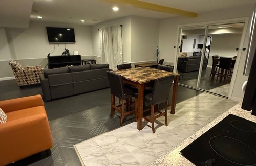 Severn Apartment | Private 1BD Basement Apartment w. Gym