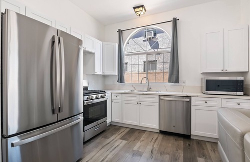 NoHo Arts District Apartment | private 1bedroom & private bath with king bed in lovely unit by Universal studio