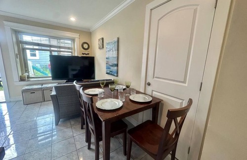 Sunset Apartment | Private 1BR Guest Suite close to Main St