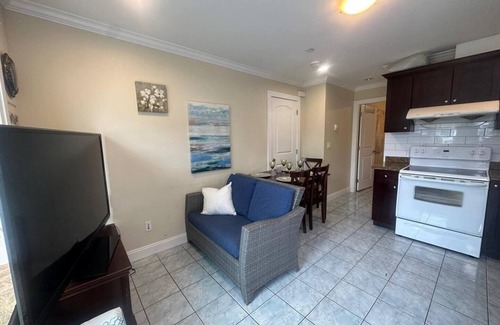 Sunset Apartment | Private 1BR Guest Suite close to Main St