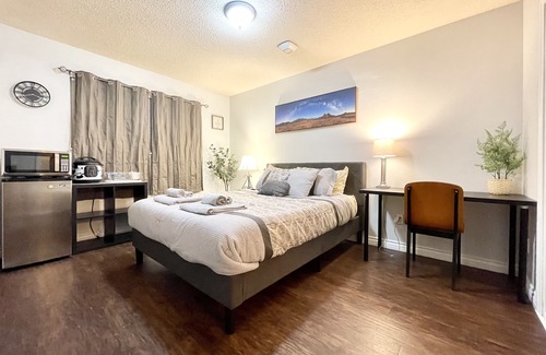 Lancaster House | Private 1BR Guest Suite, Walk to Shops and Stores