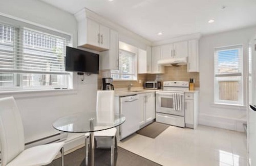 East Side House | Private 1BR Laneway Home!