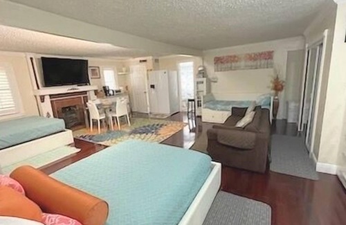 Richmond Heights Apartment | PRIVATE 1ST FLOOR STUDIO/FREE WIFI & PARKING