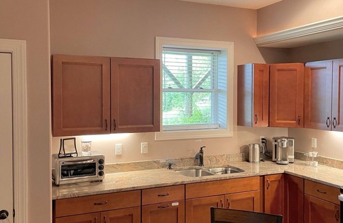 Leicester House | Private 1st Floor Unit - Full Kitchen - Master BR w King sized bed - 13 min 2 DT