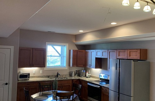 Leicester House | Private 1st Floor Unit - Full Kitchen - Master BR w King sized bed - 13 min 2 DT