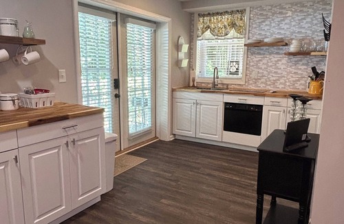 Acworth House | Private 2/1 basement suite close to Lakepoint, Braves, KSU and more!