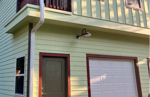 Oakhurst House | Private 2 Bed and 2 Bath ADU House with Garage!