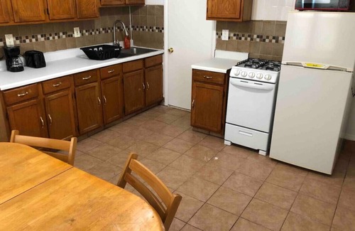 Perth Amboy Apartment | Private 2 bedroom and 1 bathroom house in a quiet area and convenient to NYC bus/train