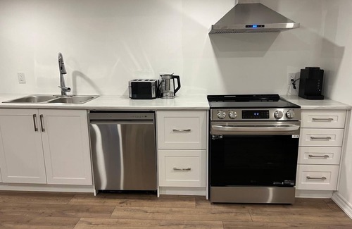 Vaughan House | Private 2 Bedroom Basement Suite