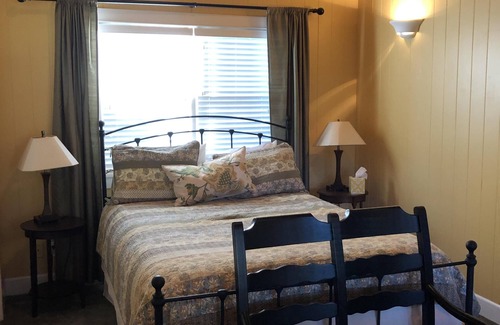 Newberg House | Private 2-bedroom cottage in the heart of the wine country