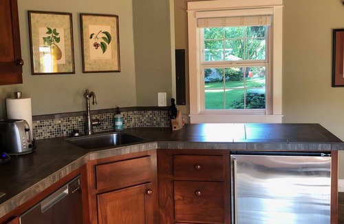 Newberg House | Private 2-bedroom cottage in the heart of the wine country