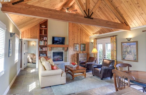 Newberg House | Private 2-bedroom cottage in the heart of the wine country