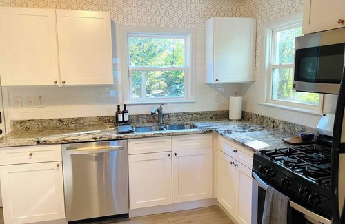 East Point House | Private 2 bedroom house in East Point Jefferson Park