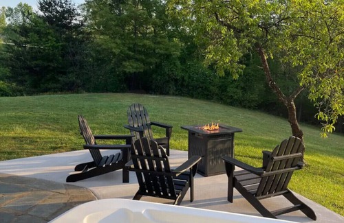 Altavista Apartment | Private 2 Bedroom Suite at Boutique Inn with Hot Tub