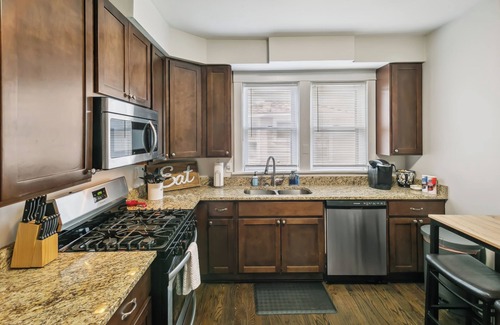 Libertyville Apartment | Private 2 Bedroom Walk to downtown Libertyville