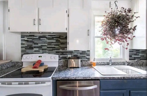 Woodberry Park House | Private 2 King Bedroom Guest Suite w/Full Kitchen. 3 miles to BNA 7 miles to DT