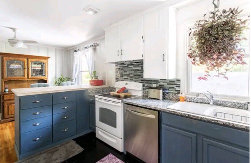 Woodberry Park House | Private 2 King Bedroom Guest Suite w/Full Kitchen. 3 miles to BNA 7 miles to DT