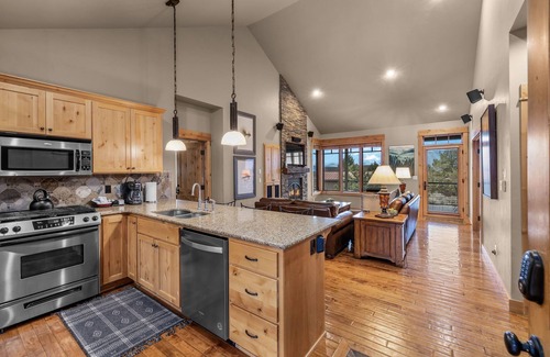 Powell Butte Cabin | Private 2-King Luxury Cabin at Brasada Ranch: pools, golf, hot tubs and more!
