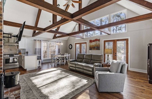 Lookout Valley Neighborhood Association House | Private 2+park like acres, 15 min to downtown, pond, fishing, game room