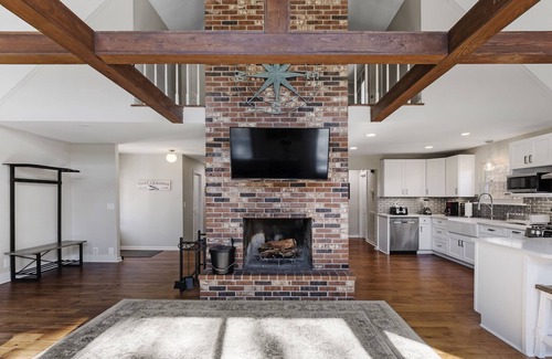 Lookout Valley Neighborhood Association House | Private 2+park like acres, 15 min to downtown, pond, fishing, game room
