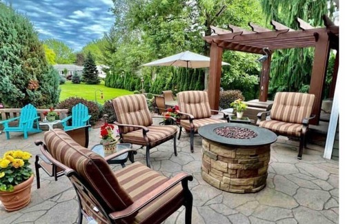 Oswego House | Private 2400 sq ft house. Hot Tub, Pool, Bar