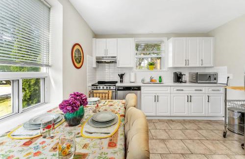 Burlington Apartment | Private 2Bdrm Newly Renovated - Furnished apt - U3