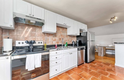Burlington Apartment | Private 2bdrm unit with ensuite Laundry - U5A