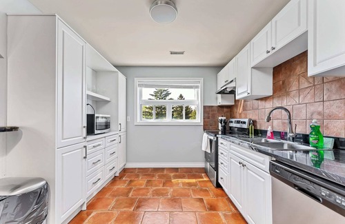 Burlington Apartment | Private 2bdrm unit with ensuite Laundry - U5A