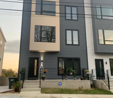 Washington Apartment | Private 2BR Apartment - Free Off Street Parking, Fast Wi-Fi & Laundry