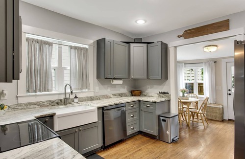 North Nashville House | Private 2BR House in Downtown Nashville - Near Broadway and Sleeps 6! π