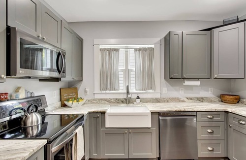 North Nashville House | Private 2BR House in Downtown Nashville - Near Broadway and Sleeps 6! π