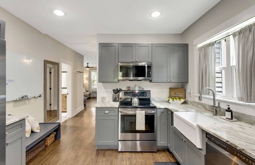 North Nashville House | Private 2BR House in Downtown Nashville - Near Broadway and Sleeps 6! π