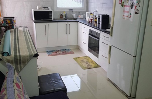 Noarlunga Downs Bed & Breakfast | Private 2BR unit 4 beds free wifi & netflix & parks wine/beach