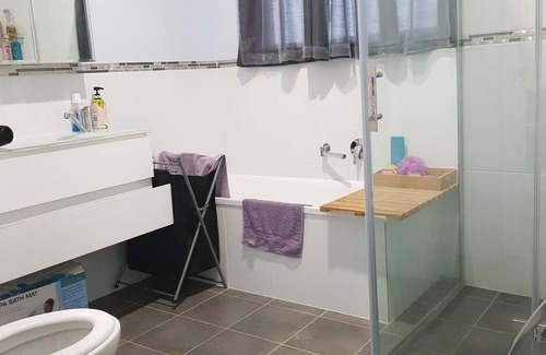 Noarlunga Downs Bed & Breakfast | Private 2BR unit 4 beds free wifi & netflix & parks wine/beach
