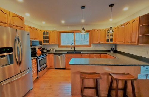 Bracebridge Cottage | Private 3.5Acres Family Cottage- 2hr from TO- HotTub- Sauna- Shallow entrance