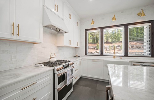 Happy Valley House | Private 3-Acre Luxury Estate w/HotTub & Chef Kitchen in Beautiful Happy Valley
