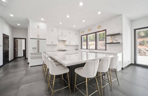 Happy Valley House | Private 3-Acre Luxury Estate w/HotTub & Chef Kitchen in Beautiful Happy Valley