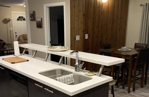 East Kootenay House | Private 3 bedroom house, pet friendly, in the heart of the mountains w/hot tub!