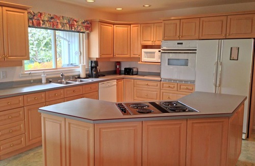 Mill Bay House | Private 3 Bedroom Ocean View Home, Cowichan Valley
